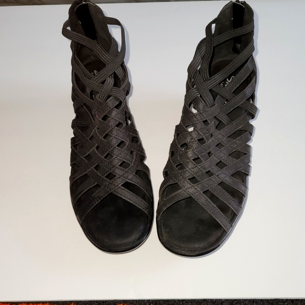 Skechers Sandals Women's Memory Foam Gladiator style. Size 9. Black.